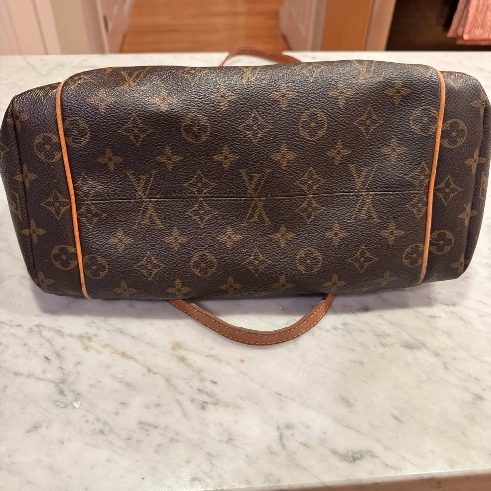 Louis Vuitton Monogram Leather Totally PM with Zipper Closure - Picture 6 of 10